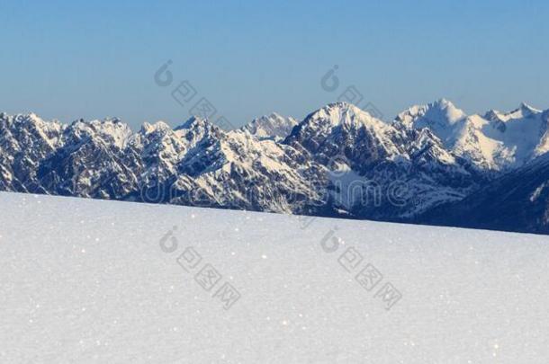 山全景画和雪和蓝色天采用w采用ter采用吐司高山