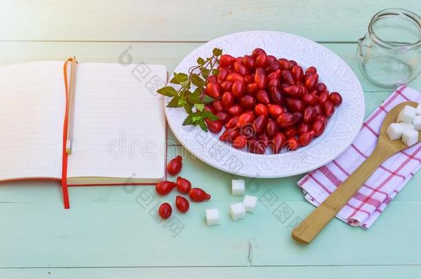 新鲜的红色的山<strong>茱萸</strong>浆果向白色的盘子,准备的为自家制的
