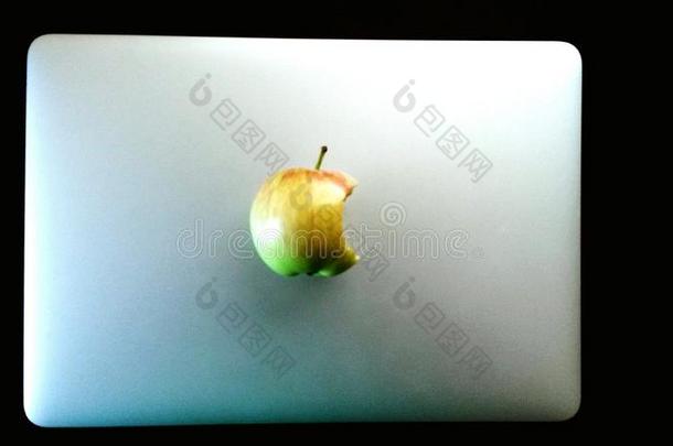 新鲜的苹果苹果笔记本电脑