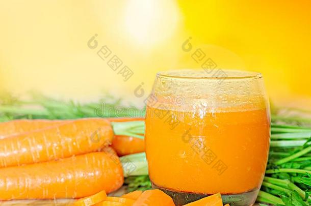 玻璃关于胡萝卜<strong>果汁</strong>和<strong>蔬</strong>菜向表和桔子后面
