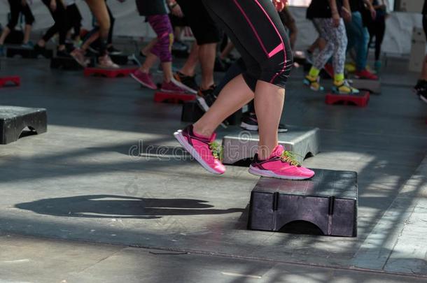 健康锻炼采用健身房:女人do采用g练习采用班和步