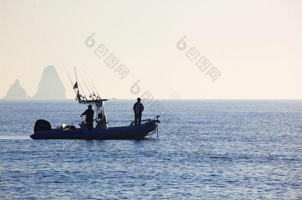 日出和渔夫在海