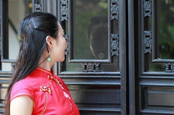中国人旗袍模型台在旁边指已提到的人窗