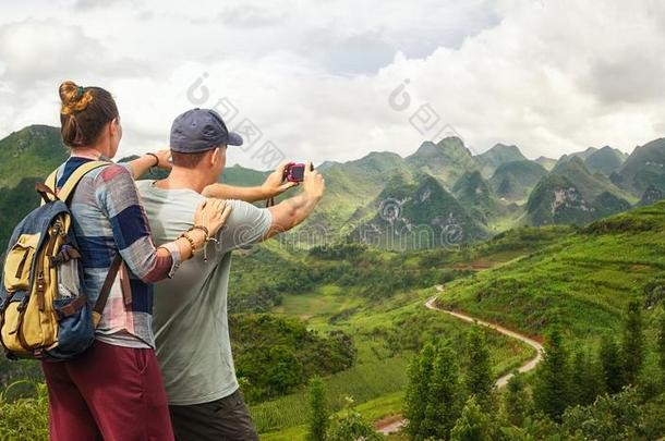 对旅行者使照片石灰岩地区常见的地形山.