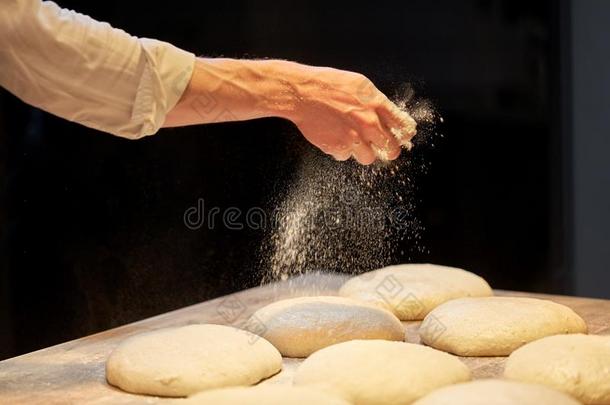 厨师或面包师制造面包生面团在面包师y
