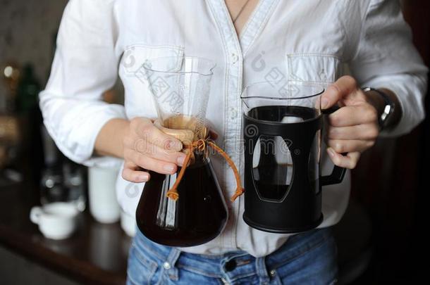 新近调制咖啡豆采用玻璃罐子采用指已提到的人手关于咖啡馆准备咖啡的员工女孩