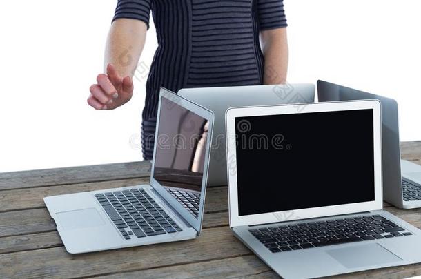 中间的部分关于女商人使用<strong>界面</strong>在旁边便携式<strong>电脑</strong>计算机