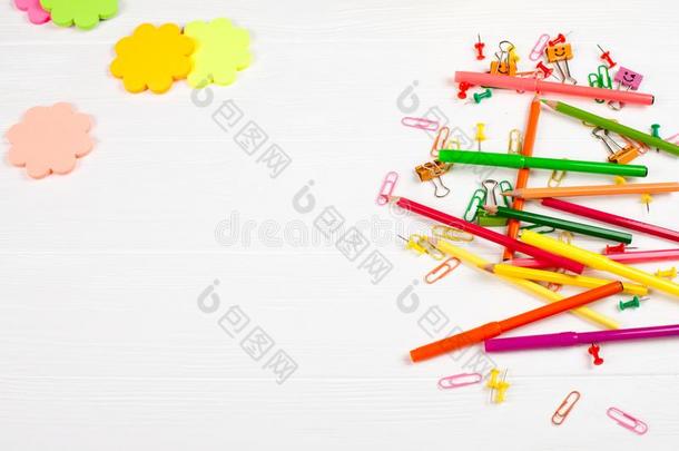 富有色彩的铅笔和毛毡-尖端笔,颜色<strong><strong>信</strong>纸</strong>,纸剪