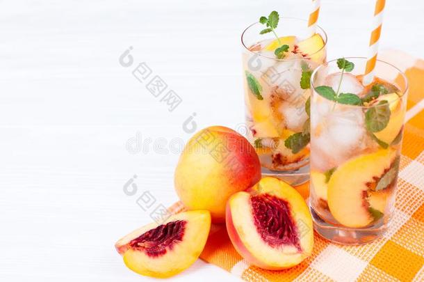 桃子柠檬汽水和冰和薄荷树叶.自家制的柠檬汽水关于日本里