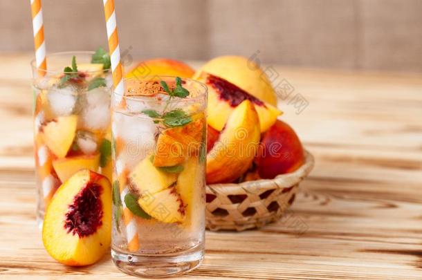 桃子柠檬汽水和冰和薄荷树叶.自家制的柠檬汽水关于日本里