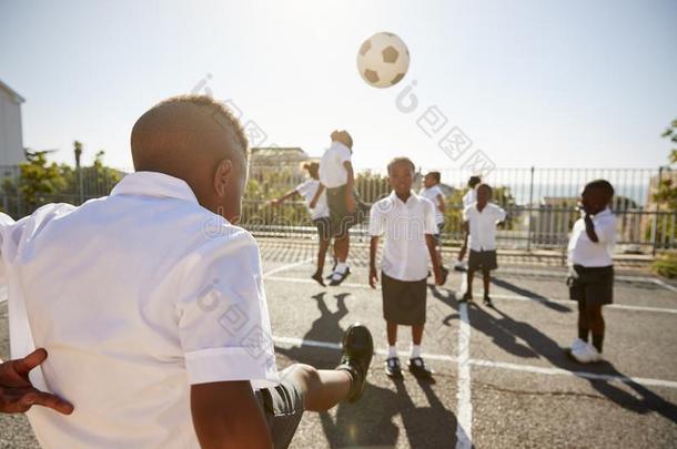 男孩反撞球向同学采用基本的<strong>学校操场</strong>