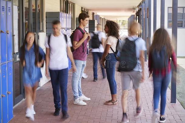 十几岁的同学台讲话采用学校走廊