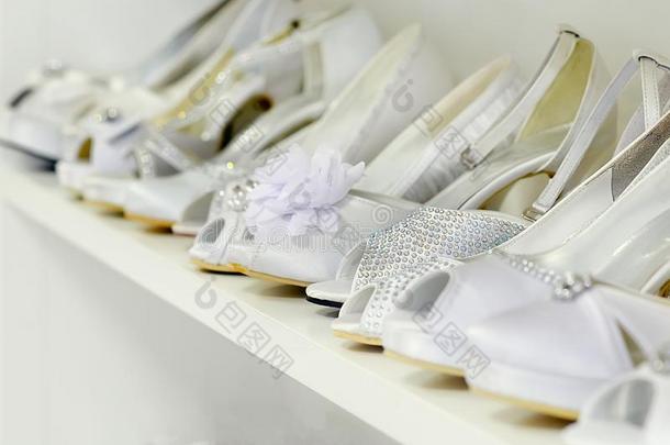 束关于白色的婚礼鞋子从指已提到的人立刻面