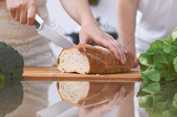 关-在上面关于人手限幅面包采用一厨房.朋友h一<strong>vi</strong>