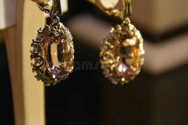 金色的耳环和经雕琢的宝石.耳环和宝贵的石头