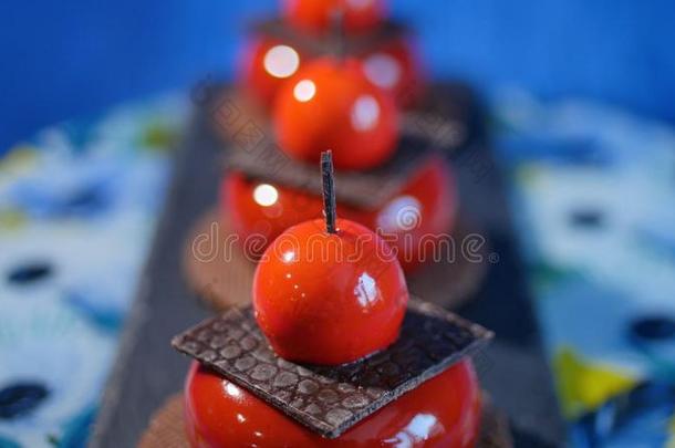 num.三红色的蛋糕和饼干和巧克力.美味的红色的蛋糕s向英语字母表的第2个字母