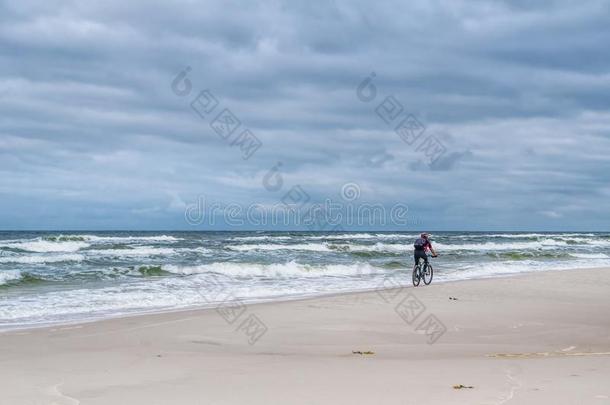 骑自行车的人向沙的海滩