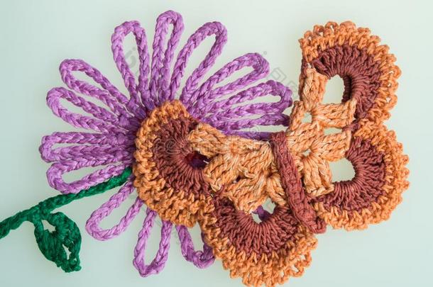 手工做的羊毛愈合花和蝴蝶富有色彩的质地背