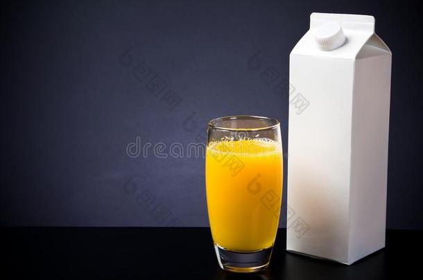 玻璃和尤指装食品或液体的)硬纸盒关于桔子果汁