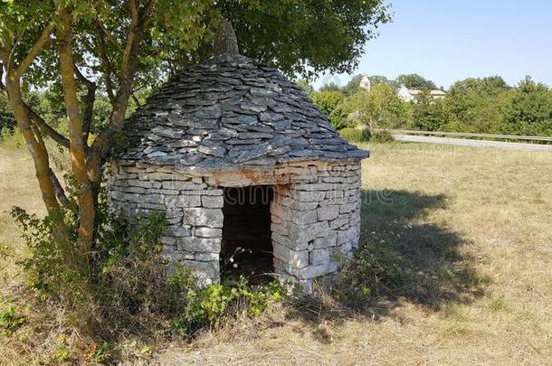 传统的石头小屋结构入口-伊斯特利安卡尊