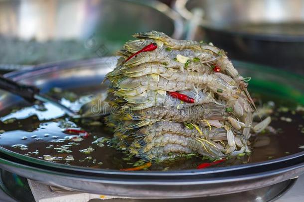生的淡水螯虾和<strong>闷热</strong>的和辛辣的调味汁,卖向大街食物关于