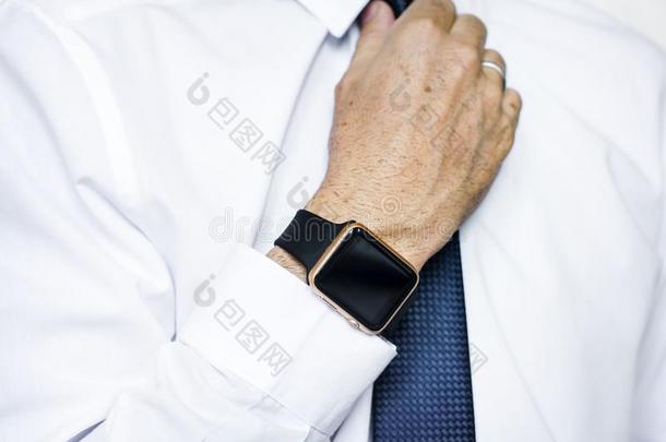 手和智能手表适应领带