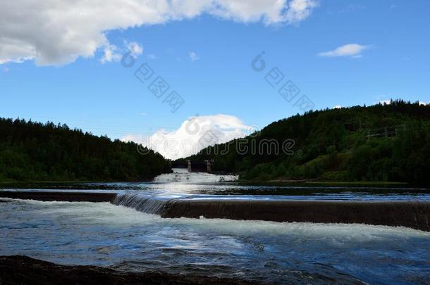 美丽的夏风景和瀑布,河流和水疗院