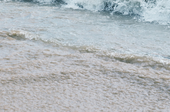 蓝天白云大海海边沙滩海滩海浪摄影手机壁纸