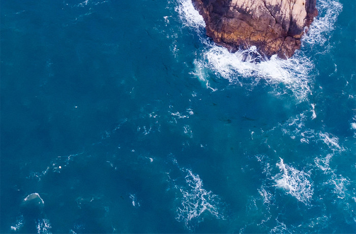蓝天美丽海面波浪摄影图手机壁纸