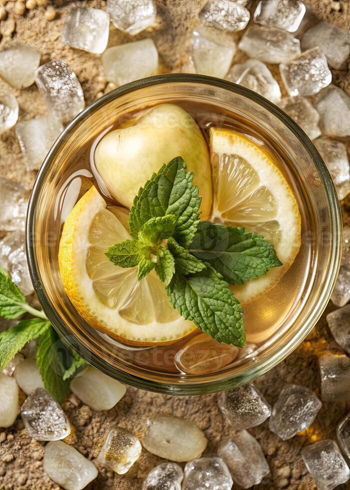 冰镇鸡尾酒配以柠檬片和薄荷摄影素材