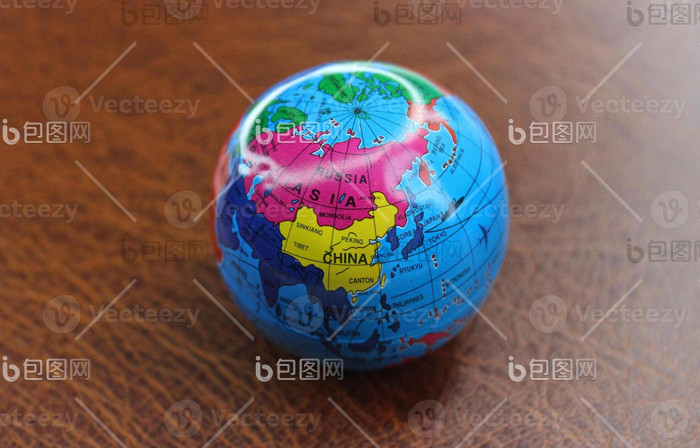 皮革表面印有亚洲国家图像的小型圆形地球仪